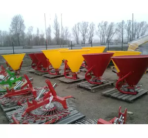 Розкидач лійка міндобрив 500 л пластиковий бак Польща Розкидач лійка міндобрив 500 л пластиковий бак Польща